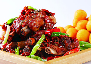 香辣排骨与脆皮小土豆