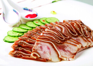 美味酱牛肉配清爽黄瓜