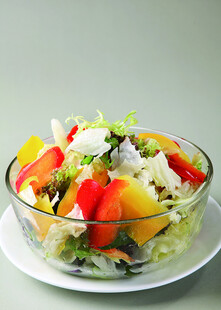 多彩蔬果沙拉摆于玻璃碗中