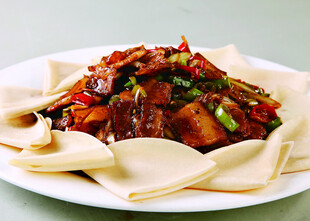 美味炒面搭配丰富食材