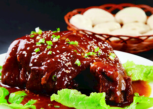 红烧肘子配生菜与面食