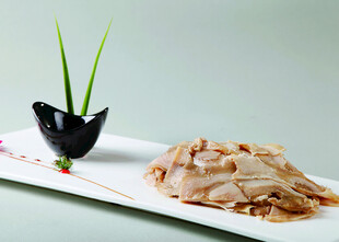 创意摆盘的精美特色菜肴