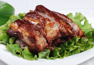 美味烤排骨配新鲜生菜