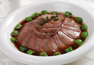 凉拌牛肉配青椒圈
