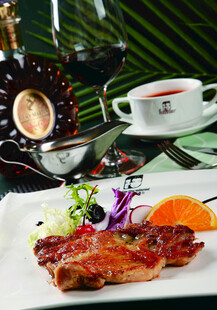 美味西餐摆盘与红酒搭配