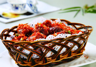 美味小龙虾置于编织篮中