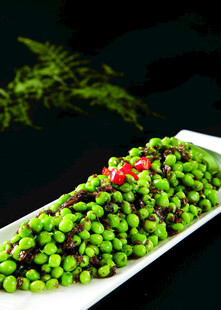 翠绿豌豆摆盘精致诱人