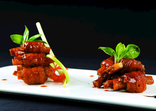 美味酱汁排骨摆盘精致