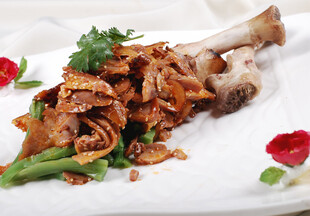 美味手撕肉摆盘精致