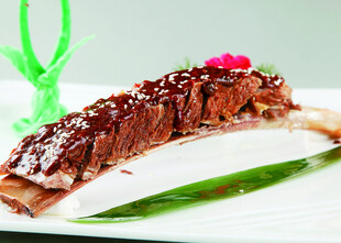 香煎牛排配精致装饰
