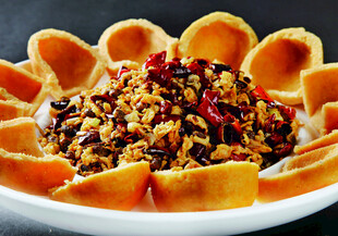 金黄锅巴配香辣炒肉