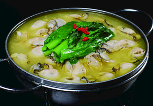 鲜香酸菜鱼配翠绿青菜