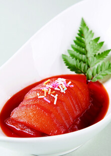 红汁浇淋的精致肉类美食