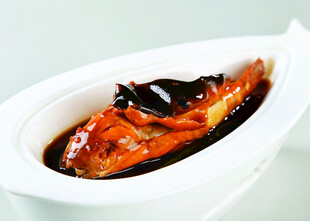 红烧鱼置于白瓷碗中