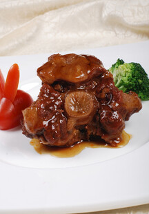 美味红烧排骨配时蔬