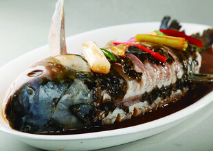 红烧鱼摆盘精致诱人