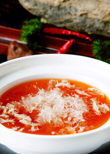 美味番茄汤撒上芝士粉