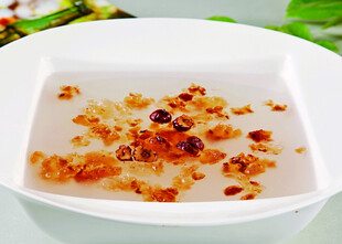 白色容器中的红色调料