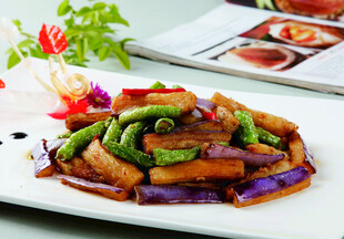 豆角烧茄子美食摆盘