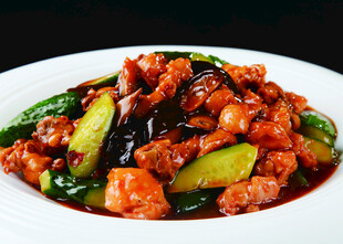 美味红烧鸡块配青菜