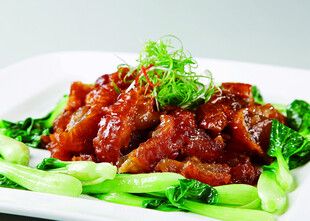 红烧牛肉配青菜