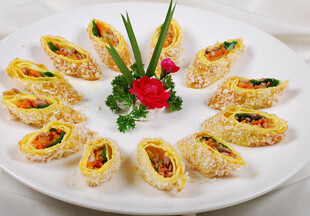 精美卷状菜品摆盘展示