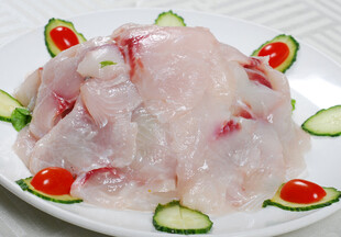 鲜切鱼片配蔬菜摆盘