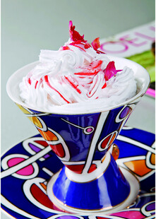 精致蓝杯装美味奶油甜点