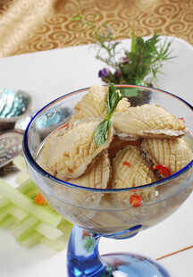 精致玻璃碗中的美味点心