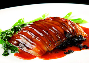 美味红烧肘子配青菜