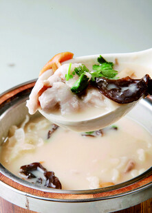 鲜香滋补的木耳猪肚汤