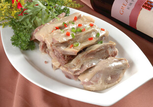 美味卤鸭摆盘中