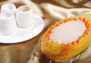 精致糕点配咖啡