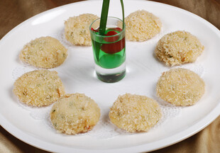 盘中饼干配绿色饮品