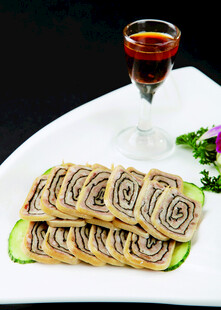 精致糕点配红酒