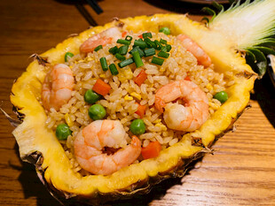 手绘菠萝虾仁炒饭