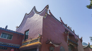 中式古建筑红墙飞檐一角