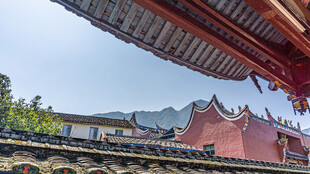 古建屋檐下的秀丽风景
