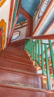 复古木质楼梯与彩色栏杆