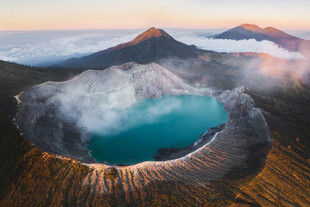 壮丽火山湖景观