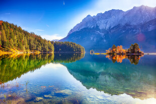 静谧山水湖景风光图