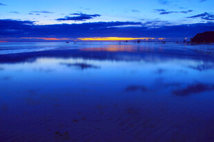 海边暮色下的宁静水面