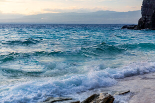 海边浪花拍打岩石美景