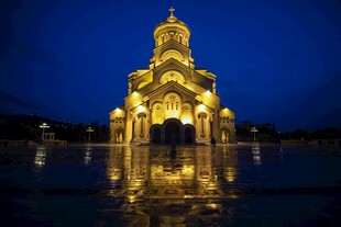 夜幕下的华丽金色建筑