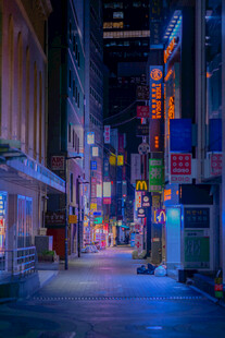 霓虹闪烁的静谧都市小巷