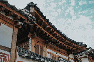 传统中式古建筑屋檐一角