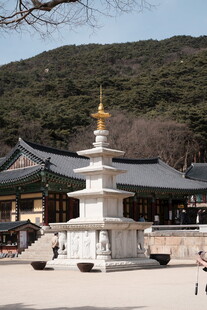 韩国传统寺庙前的佛塔
