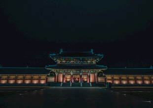 夜晚下的中式古建筑景观