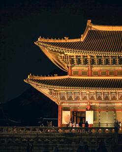 夜幕下的中式古建筑