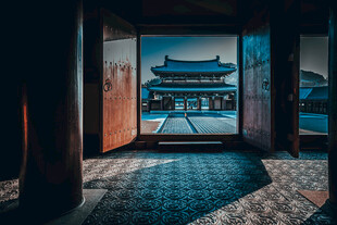 透过古门望中式传统建筑